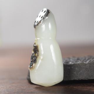 千尺山孤品 15克 和田玉青白玉黑皮籽料莲藕挂件蝙蝠吊坠玉石玉坠