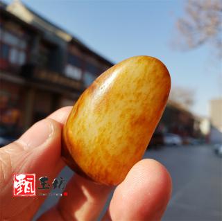 和田玉洒红皮籽料原石赏析