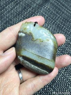 81.6g和田黑皮白玉籽料府上有龙 ... 来自灵瑞之石和田玉